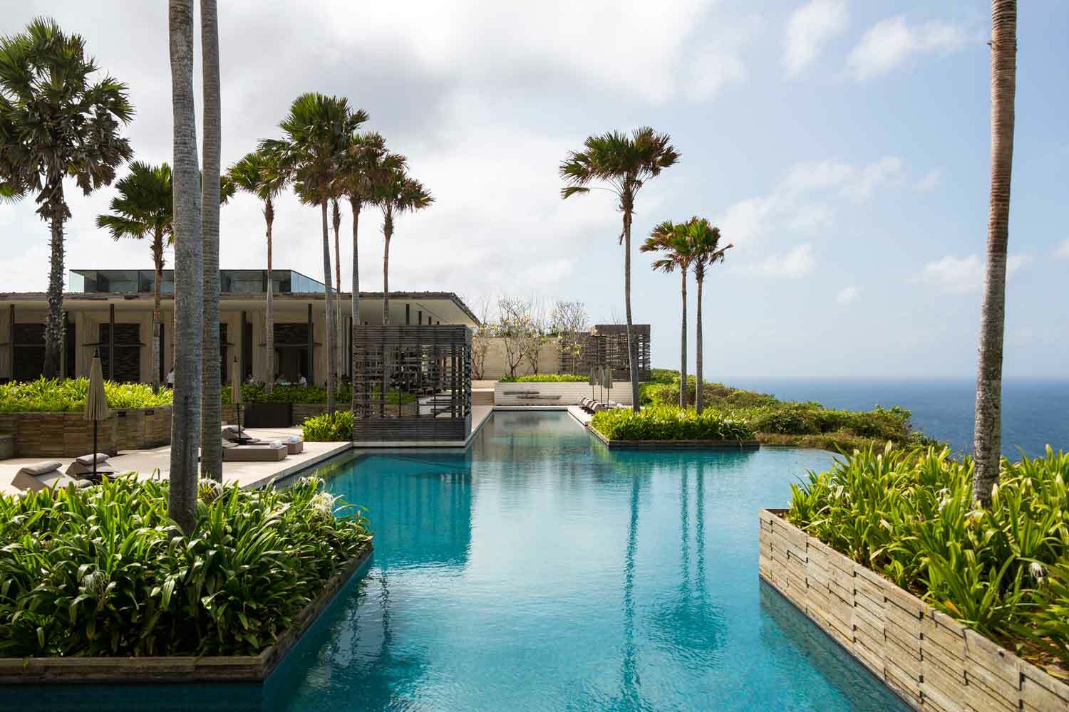 Алила браун. Alila Villas Uluwatu. Хаят Алила Напа. Алила поселок.