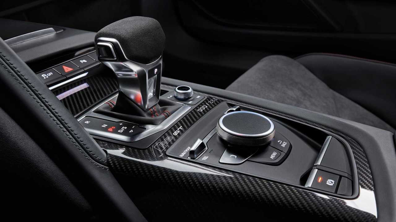 AUDI R8: ROĐEN NA STAZI, NAPRAVLJEN ZA PUT - La Vie De Luxe